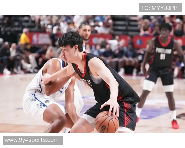 开拓者主场迎战湖人球员赛前时尚穿搭引关注小杨夹克搭配粉色小书包